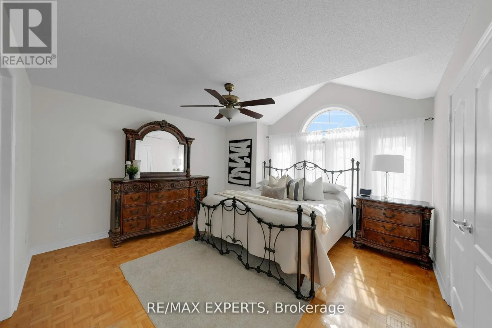 36 COUNTRY STROLL CRESCENT