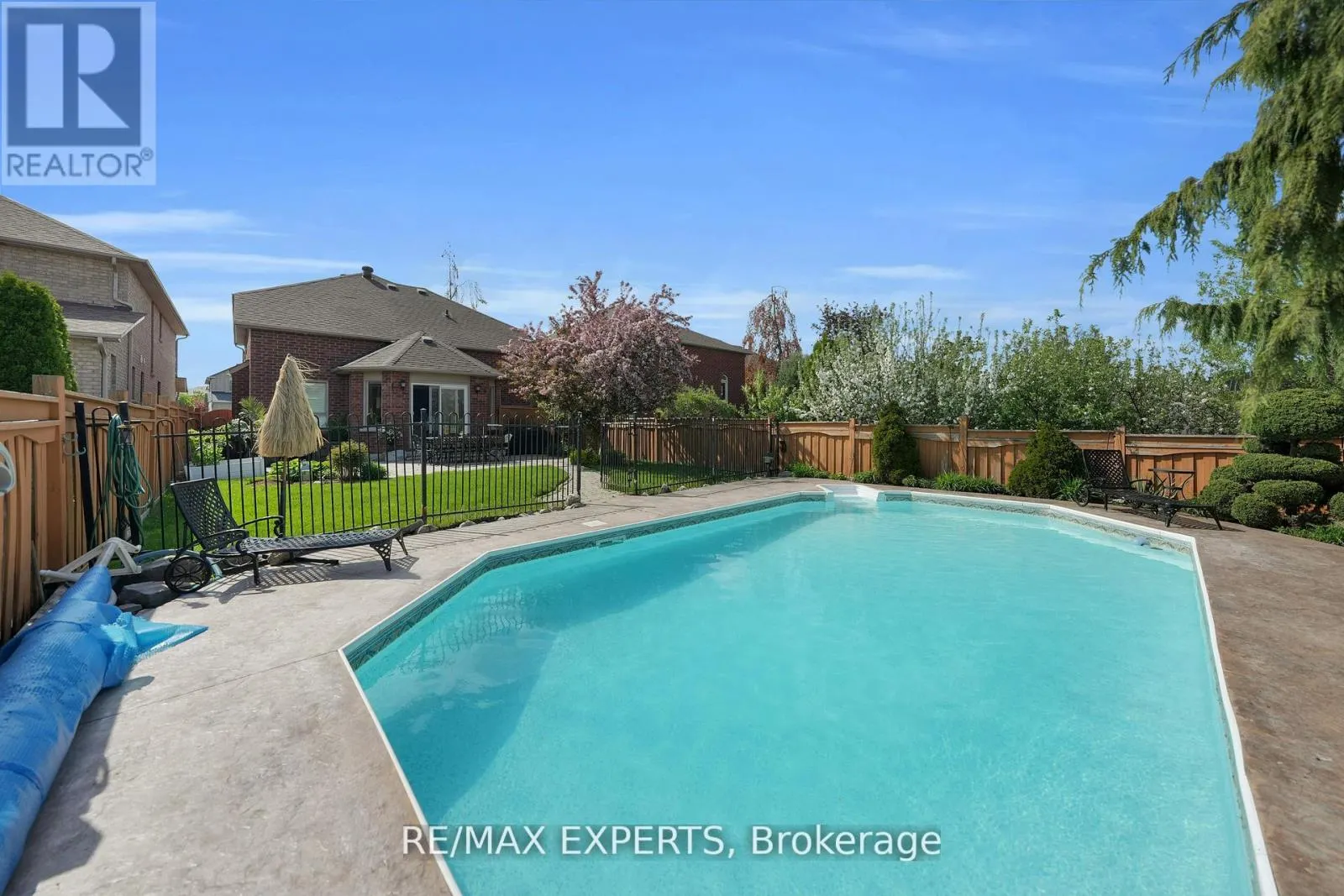 36 COUNTRY STROLL CRESCENT