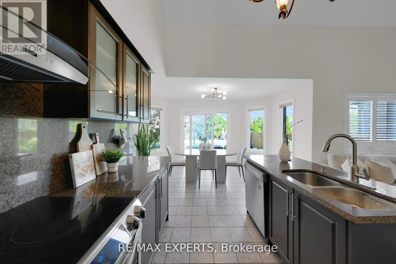 36 COUNTRY STROLL CRESCENT