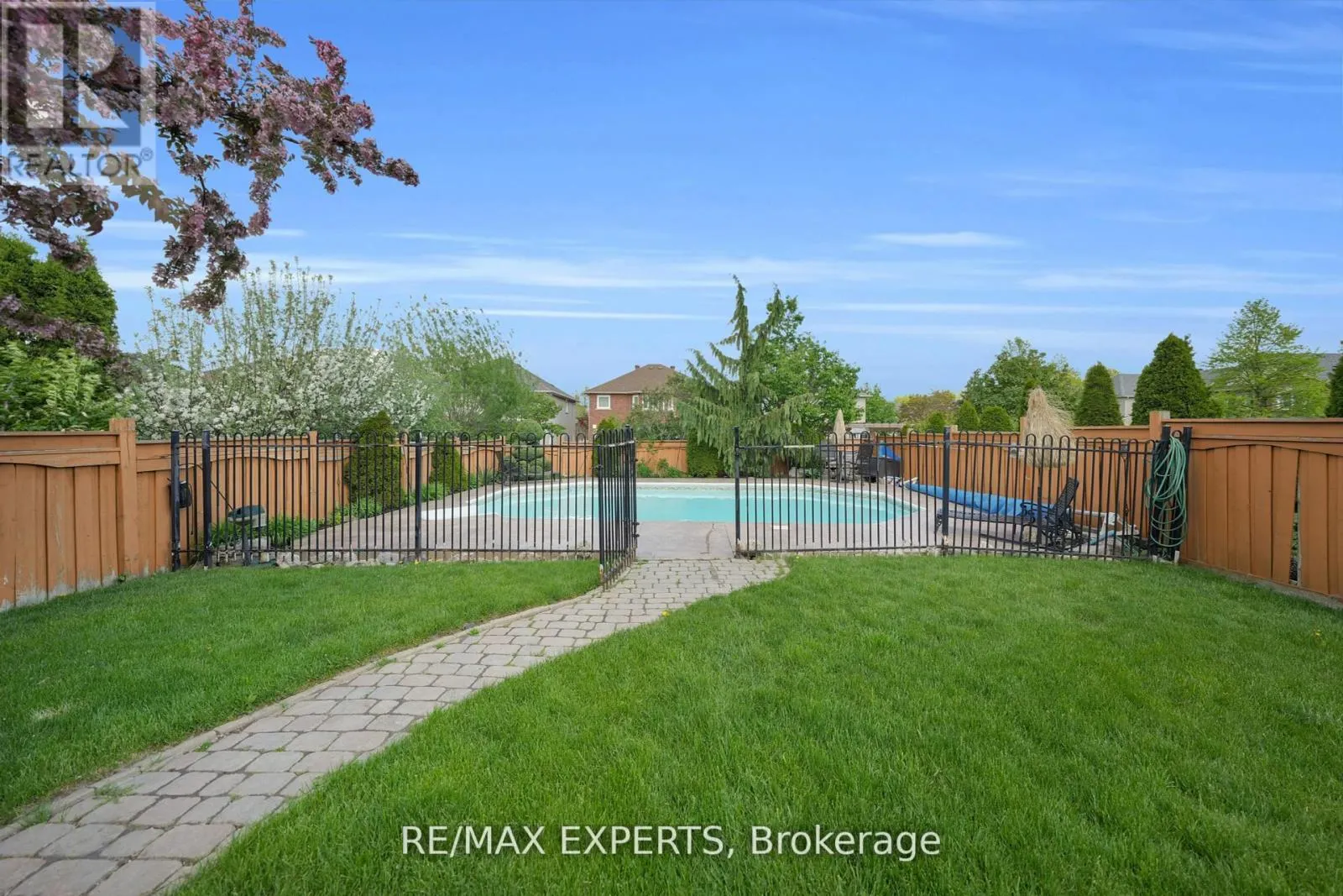 36 COUNTRY STROLL CRESCENT