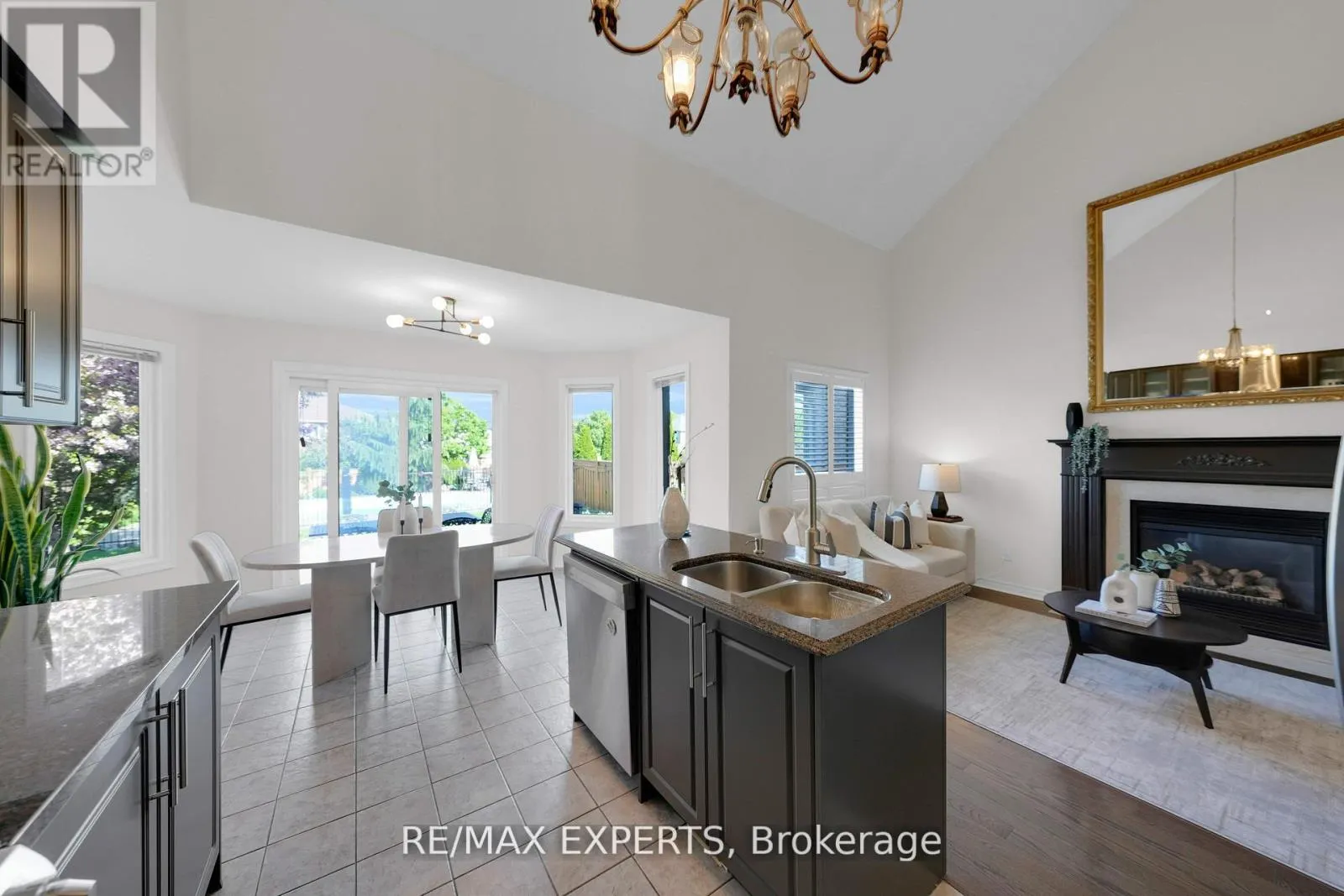36 COUNTRY STROLL CRESCENT