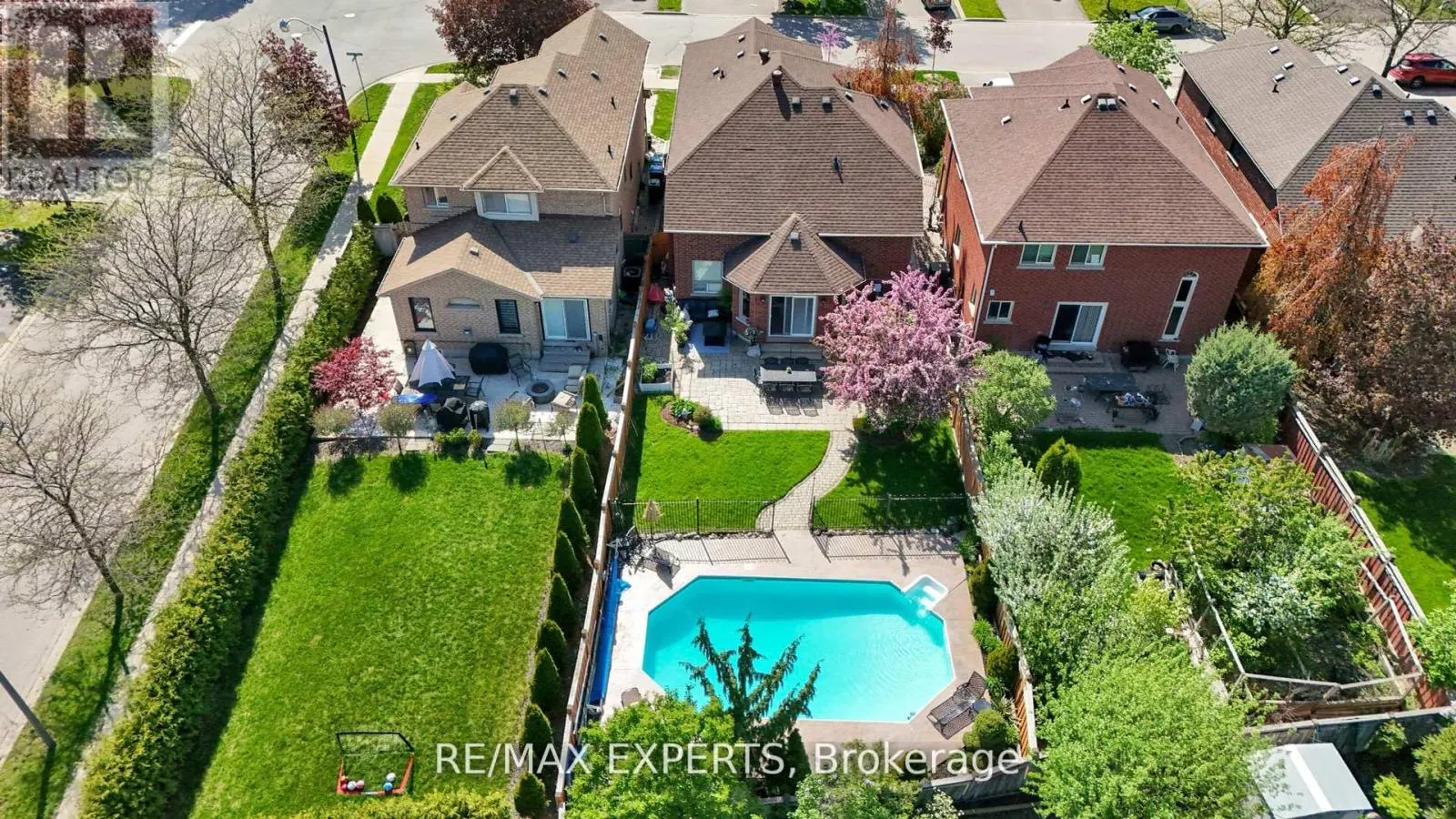 36 COUNTRY STROLL CRESCENT