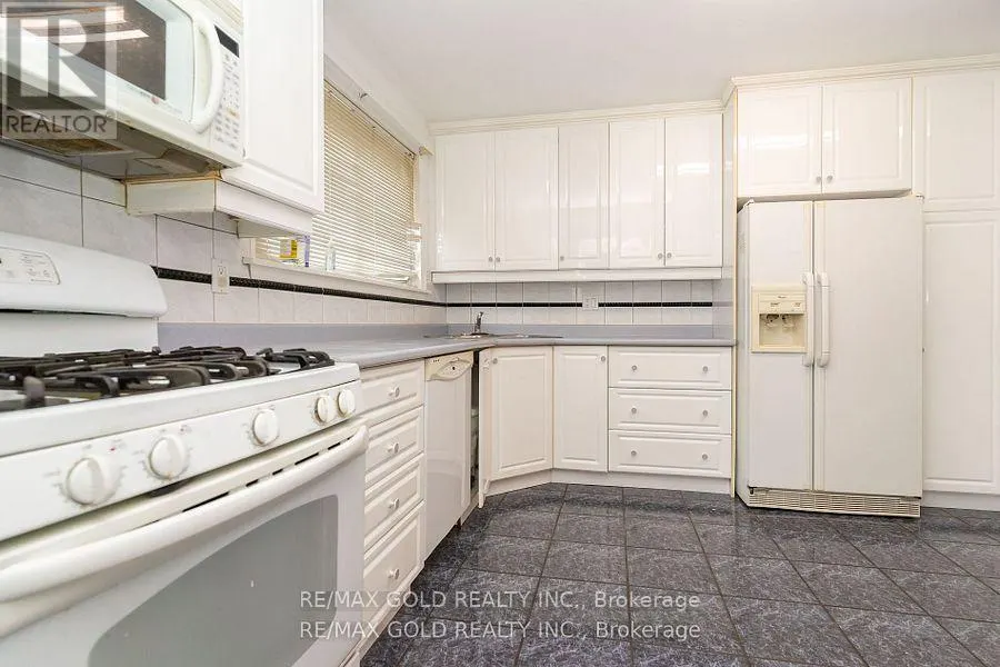 10 EDENRIDGE DRIVE