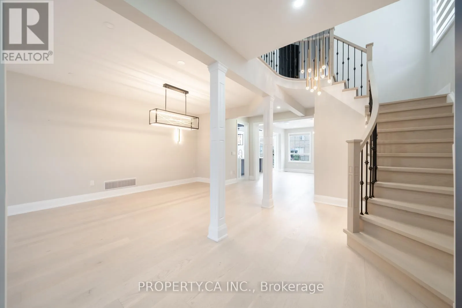 22 MALDIVES CRESCENT
