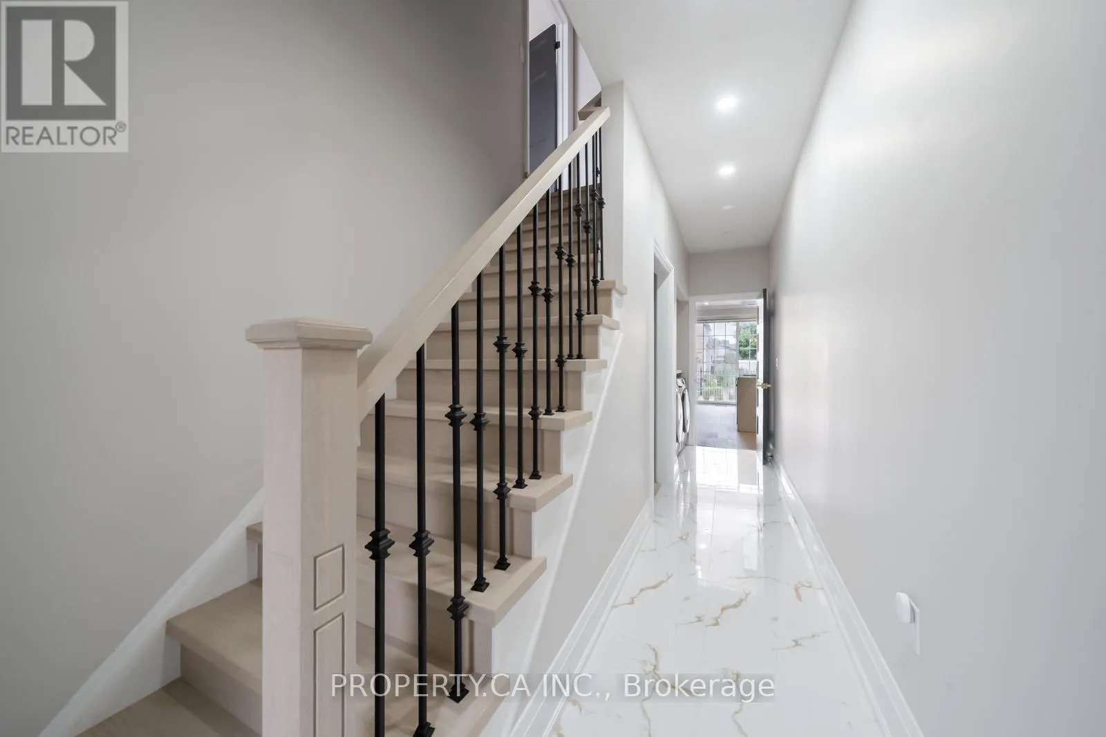 22 MALDIVES CRESCENT