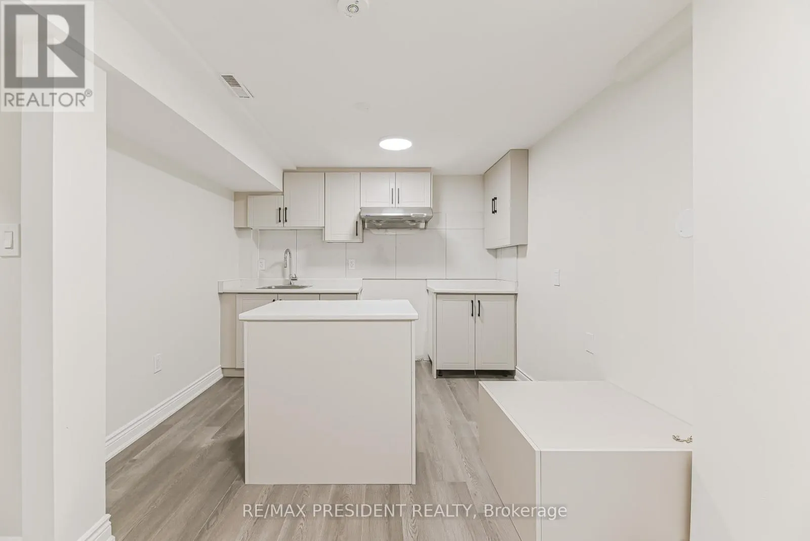 4 LAWNVIEW COURT