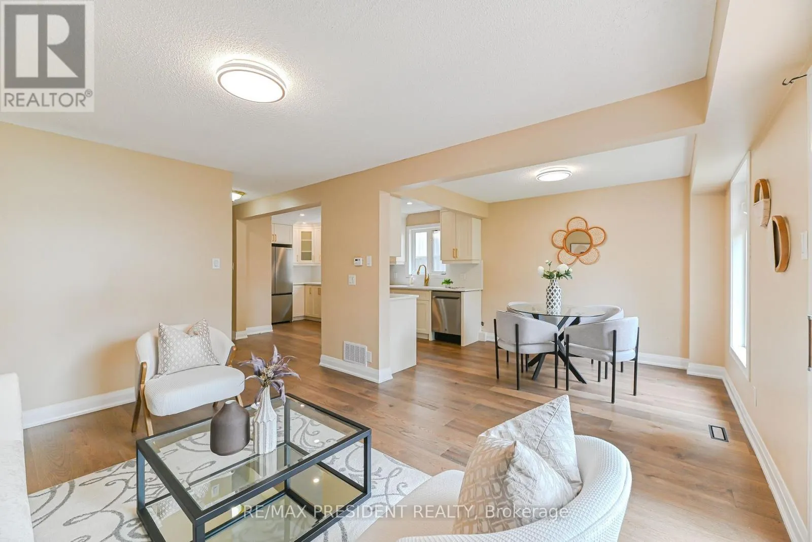 4 LAWNVIEW COURT