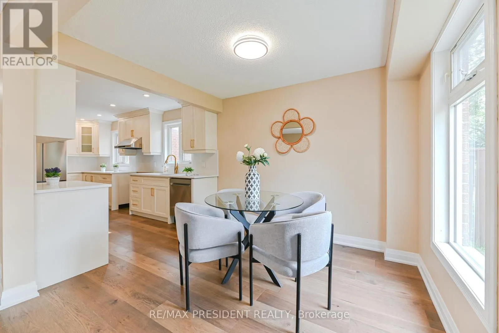 4 LAWNVIEW COURT