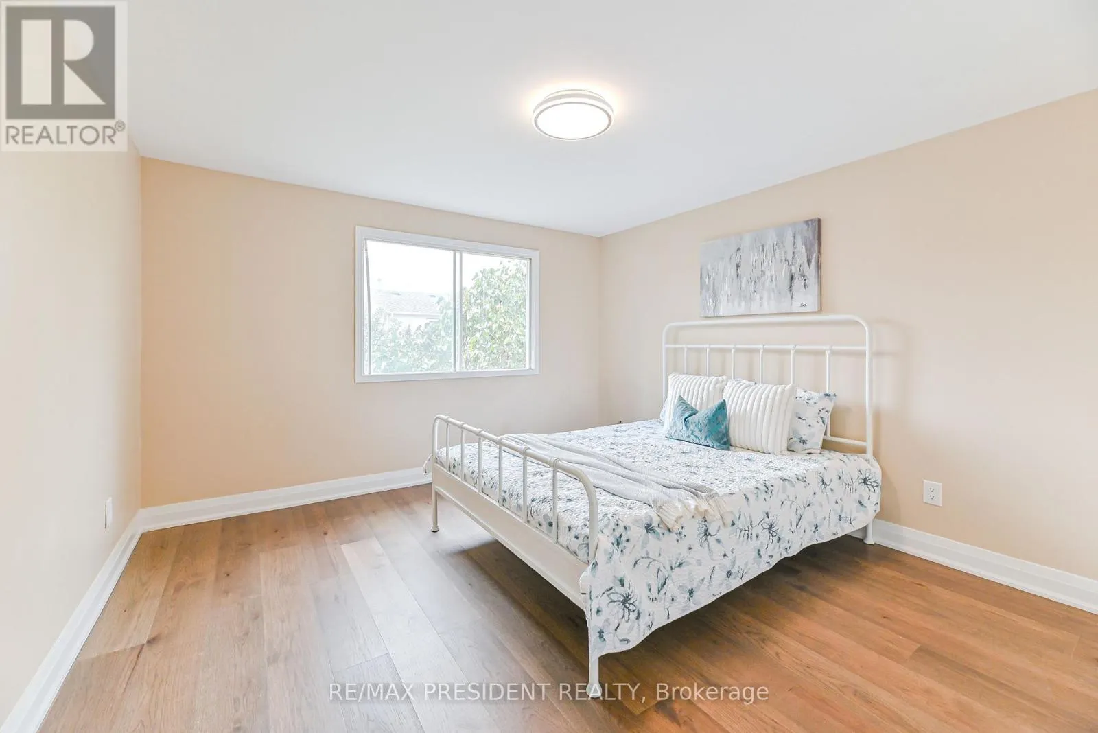 4 LAWNVIEW COURT