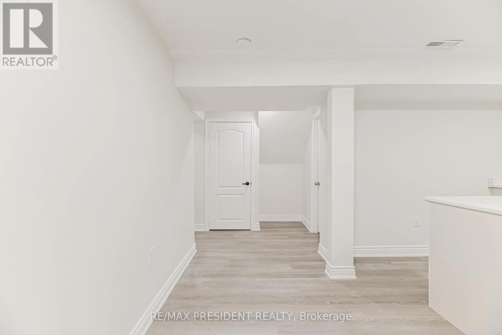 4 LAWNVIEW COURT