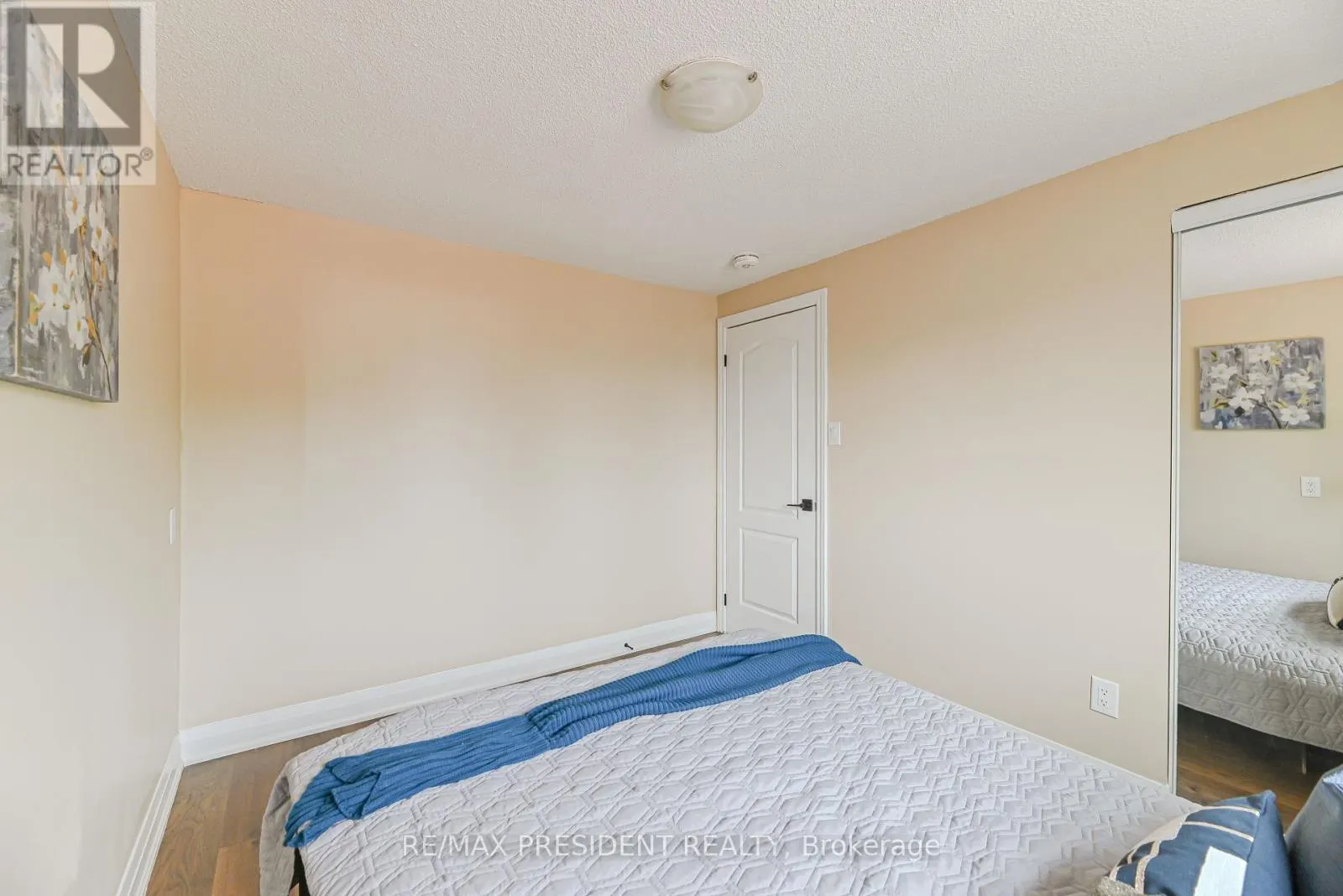4 LAWNVIEW COURT