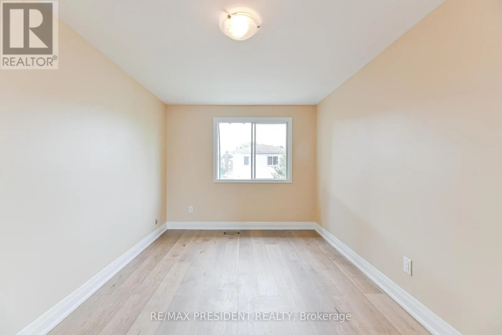 4 LAWNVIEW COURT