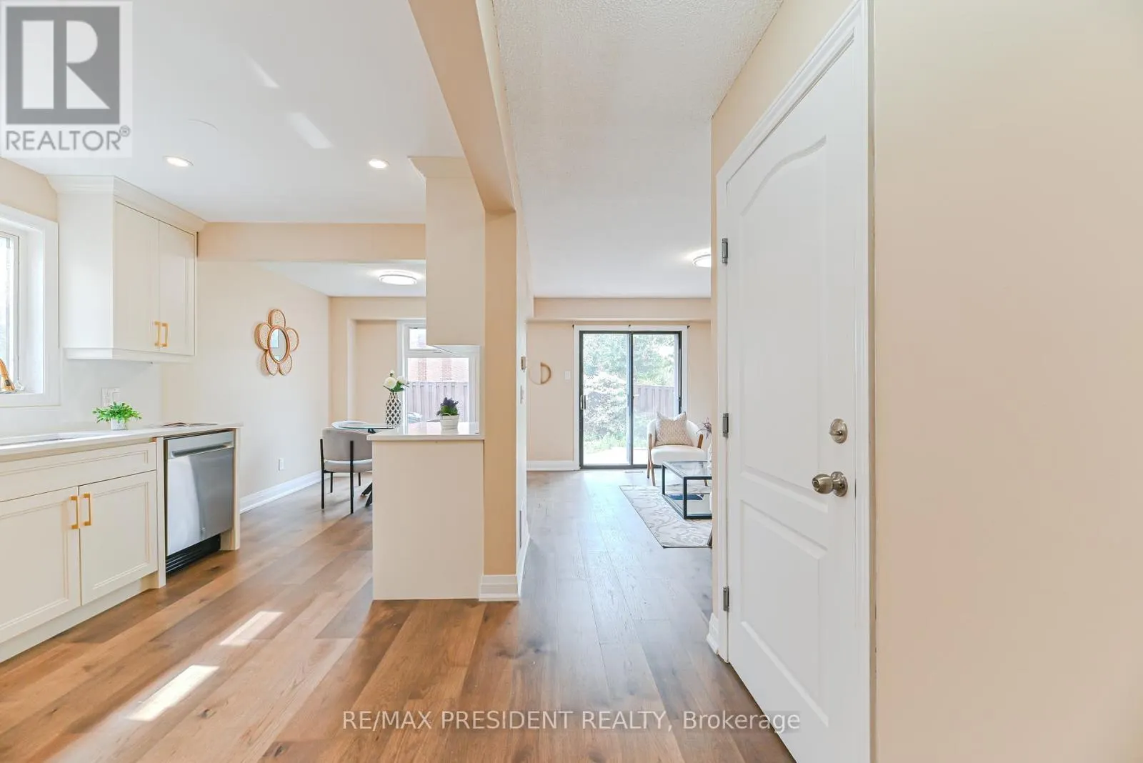 4 LAWNVIEW COURT