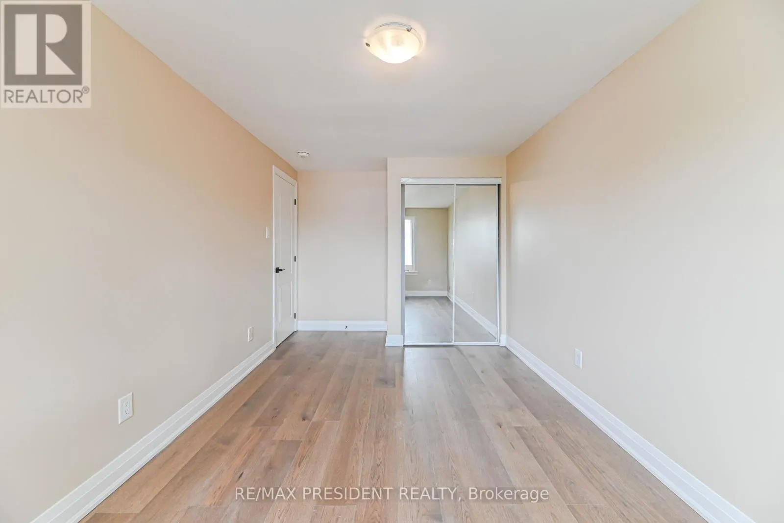 4 LAWNVIEW COURT