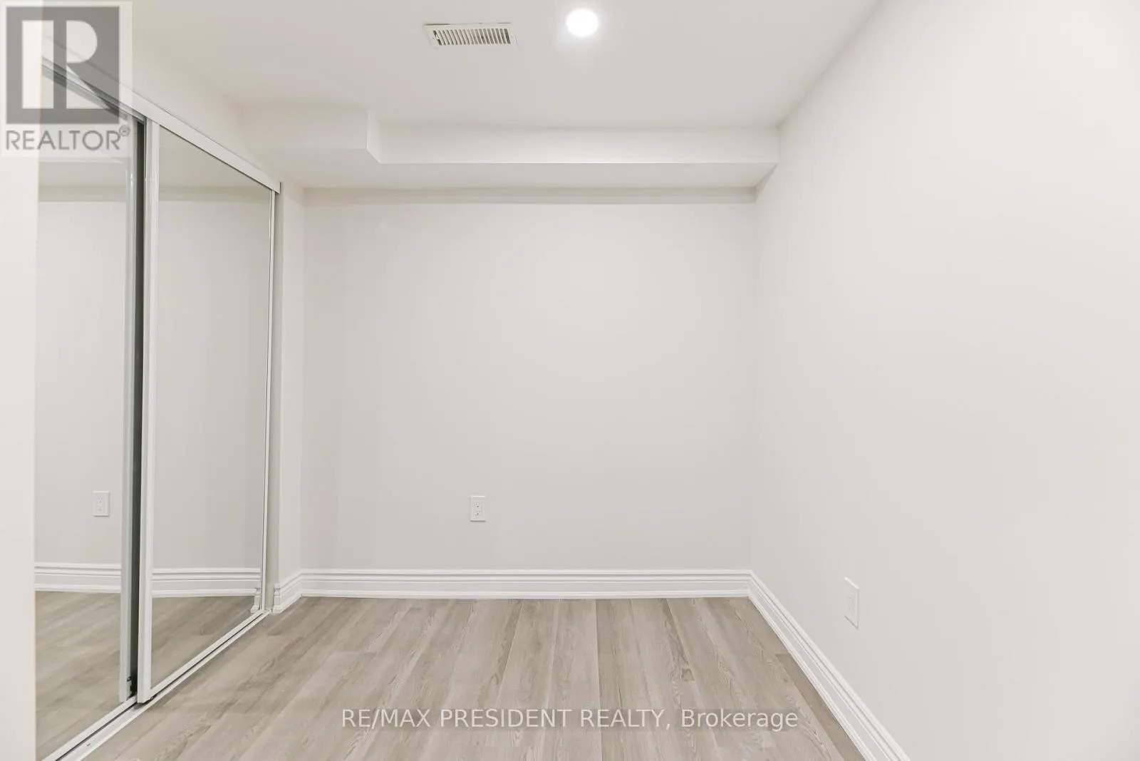 4 LAWNVIEW COURT