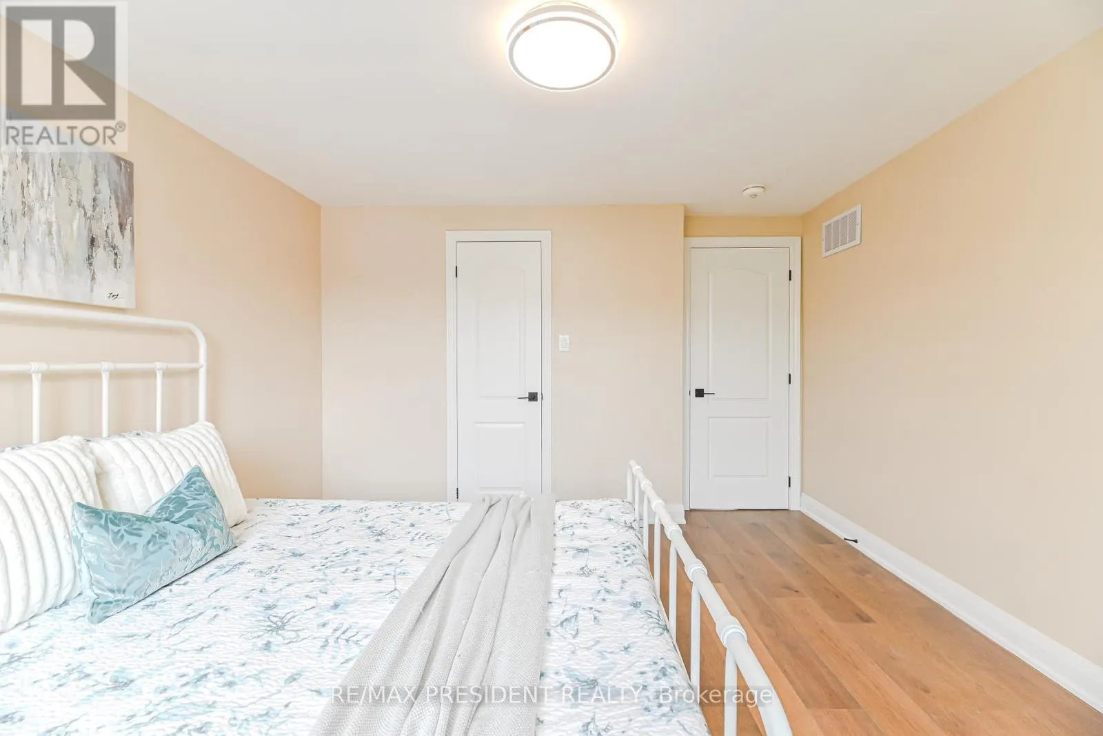 4 LAWNVIEW COURT