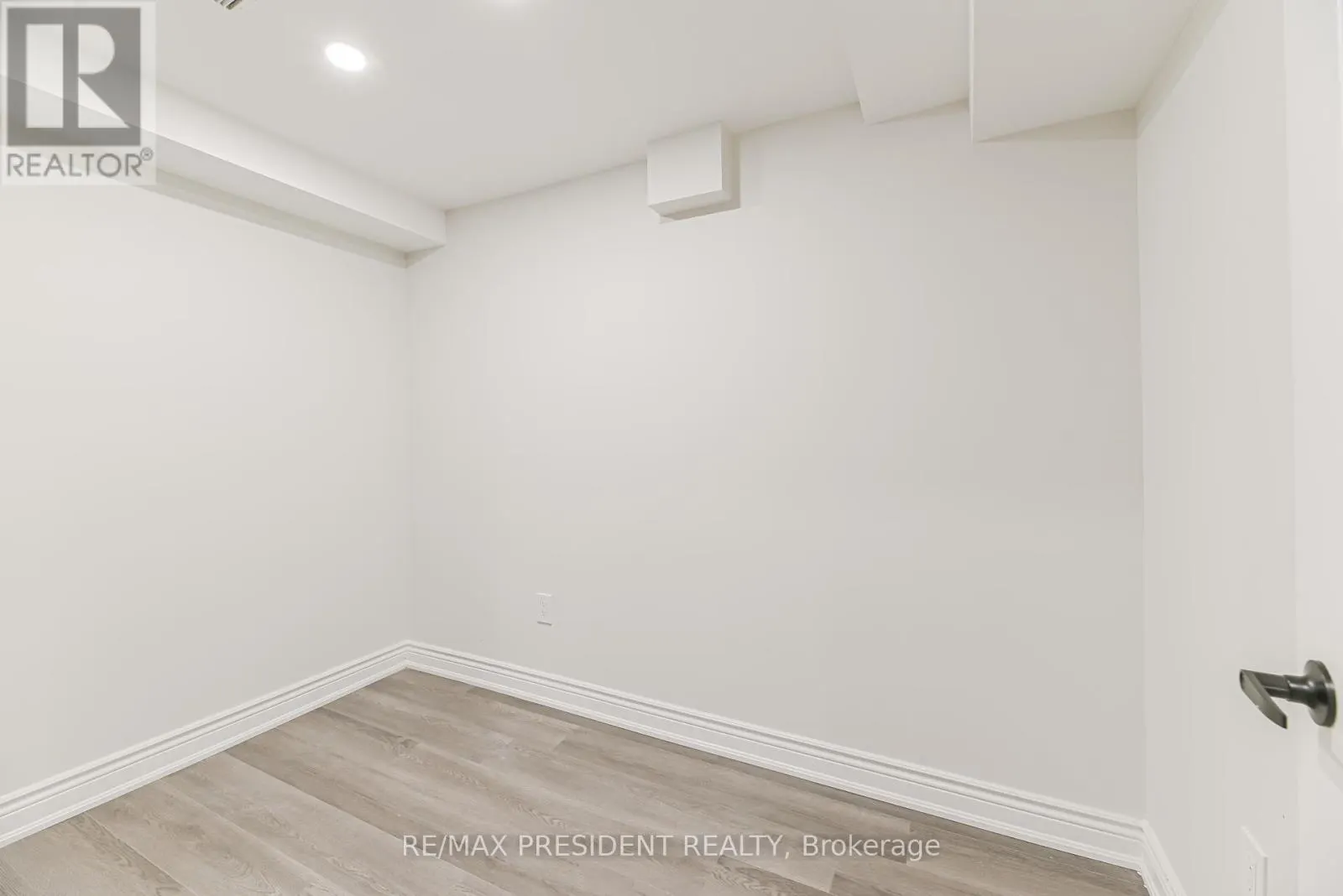 4 LAWNVIEW COURT