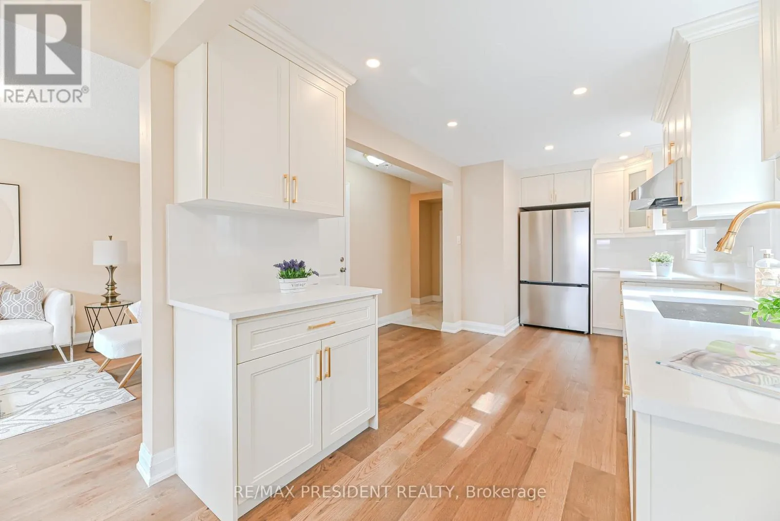 4 LAWNVIEW COURT