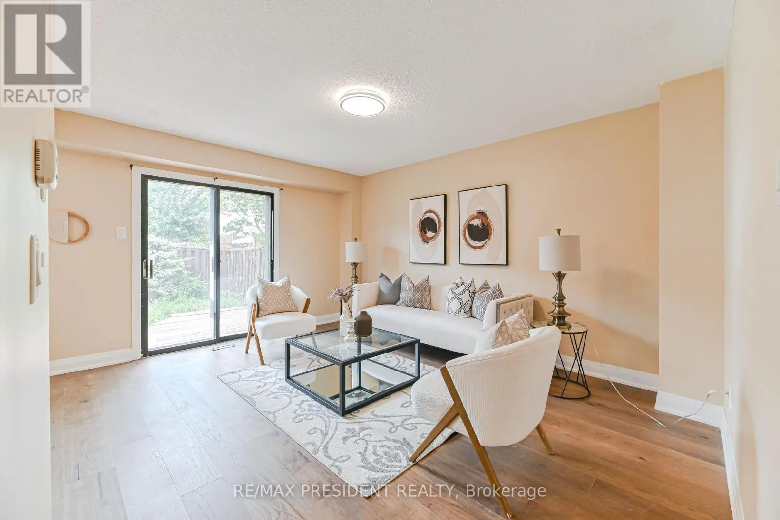 4 LAWNVIEW COURT