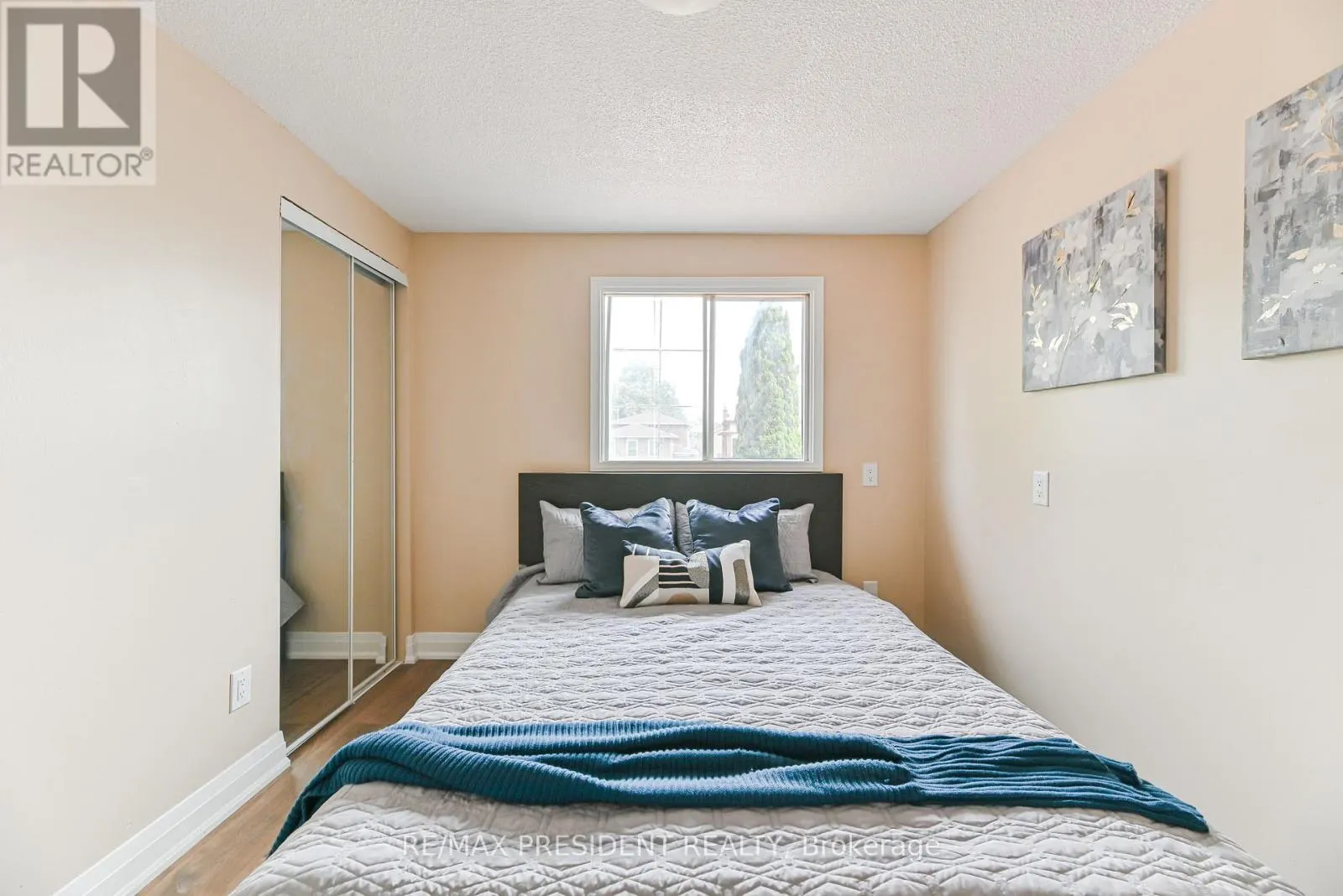 4 LAWNVIEW COURT