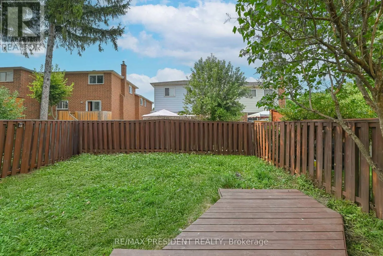 4 LAWNVIEW COURT