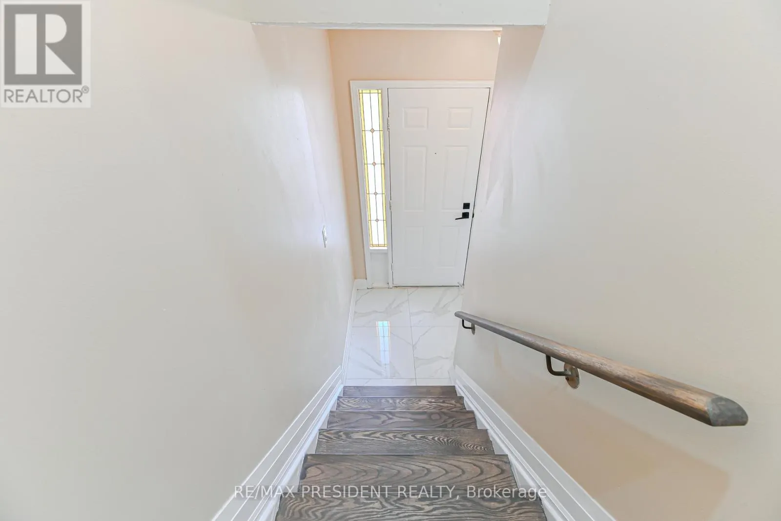 4 LAWNVIEW COURT