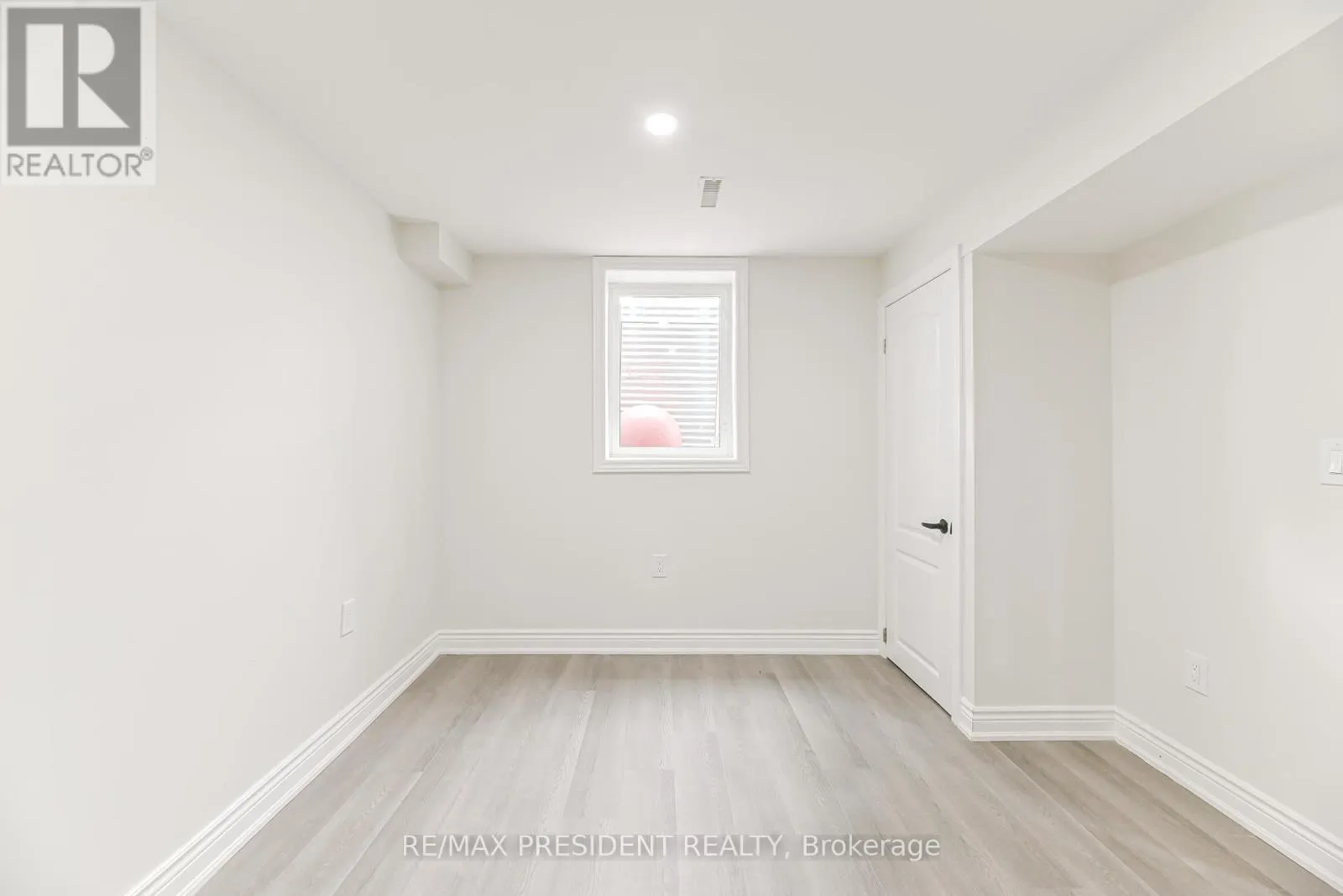 4 LAWNVIEW COURT