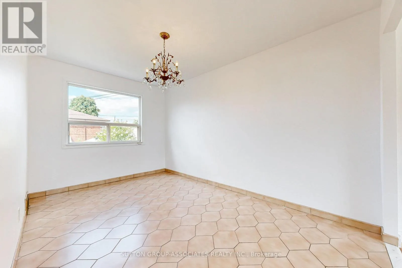 22 WOODENHILL COURT