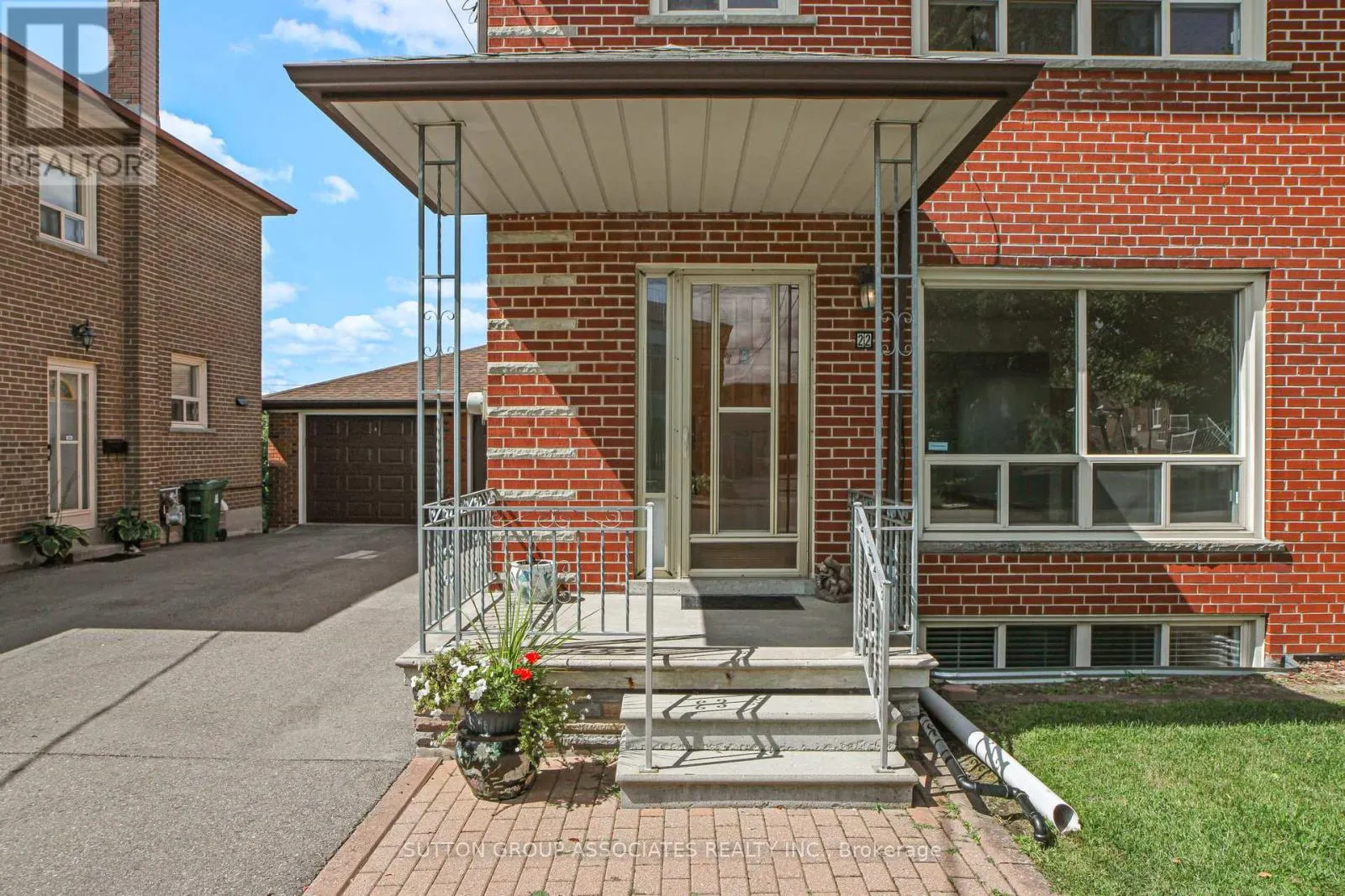 22 WOODENHILL COURT
