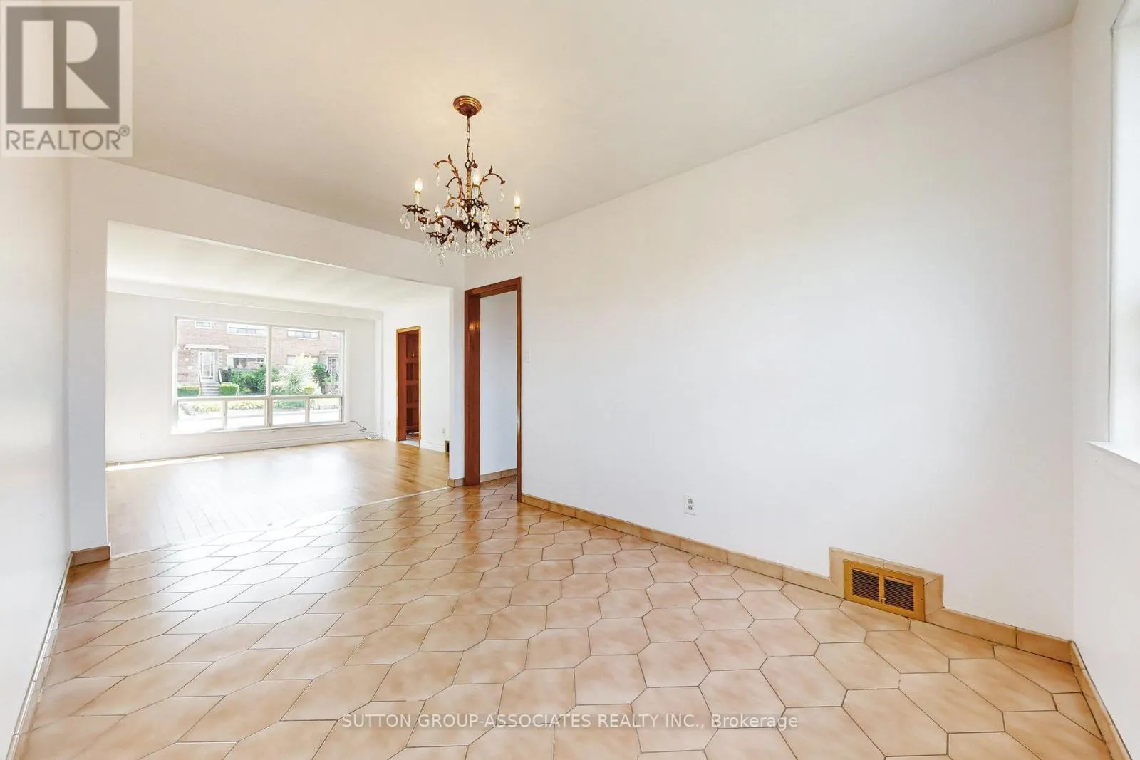22 WOODENHILL COURT