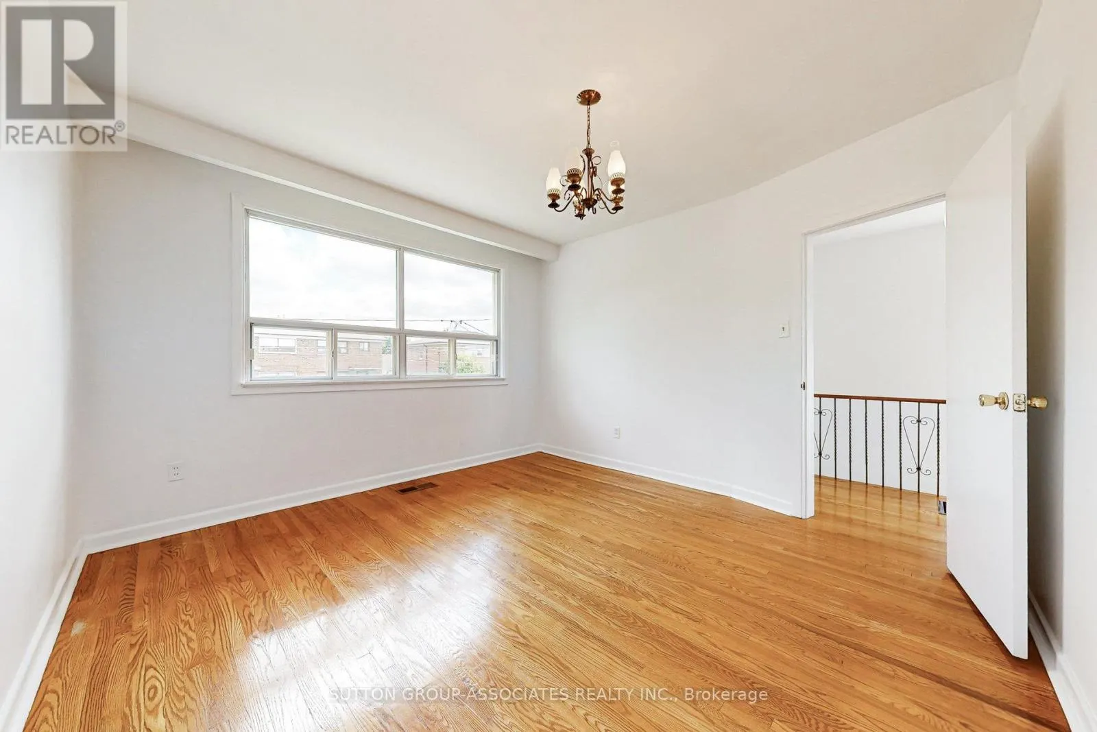 22 WOODENHILL COURT