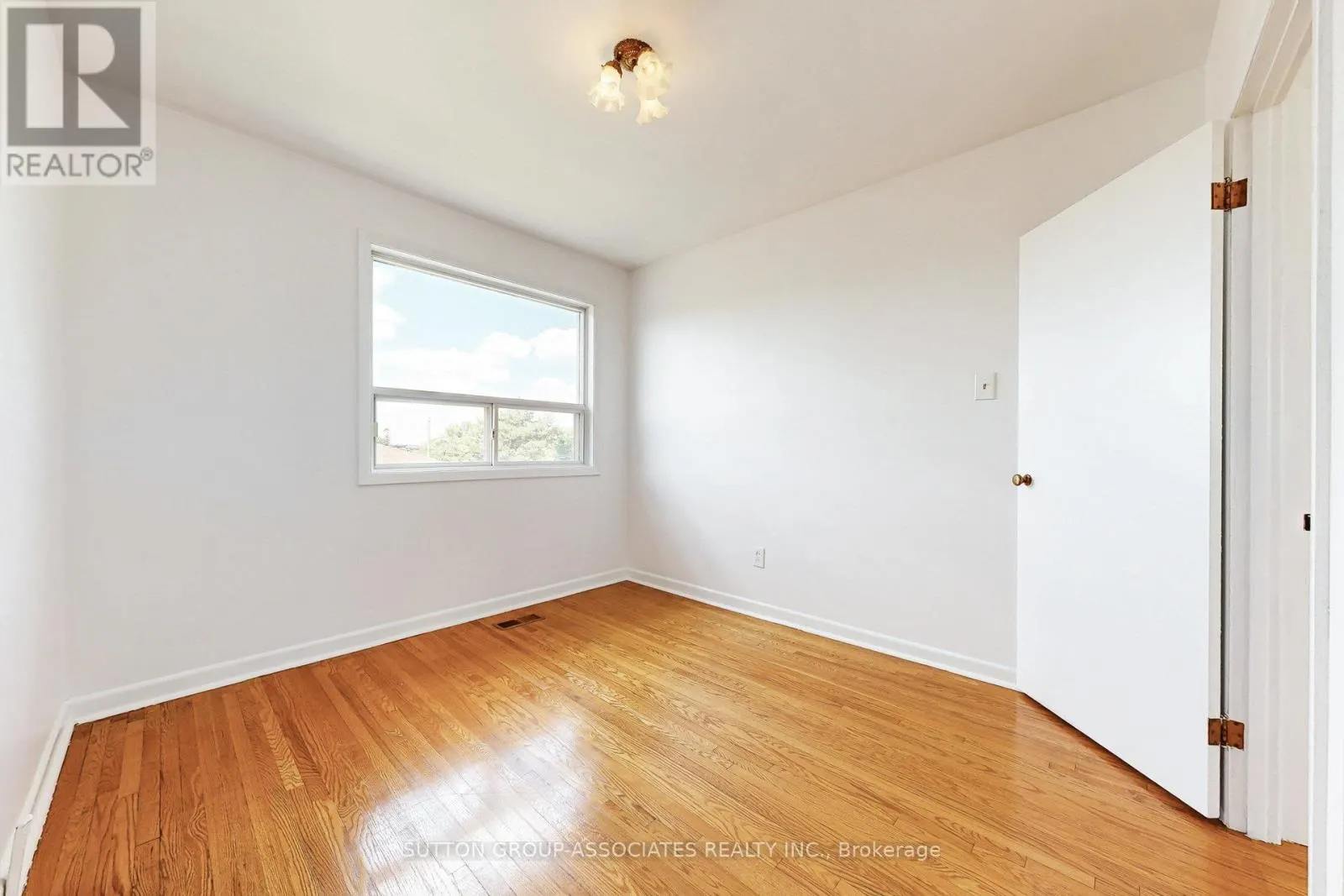 22 WOODENHILL COURT