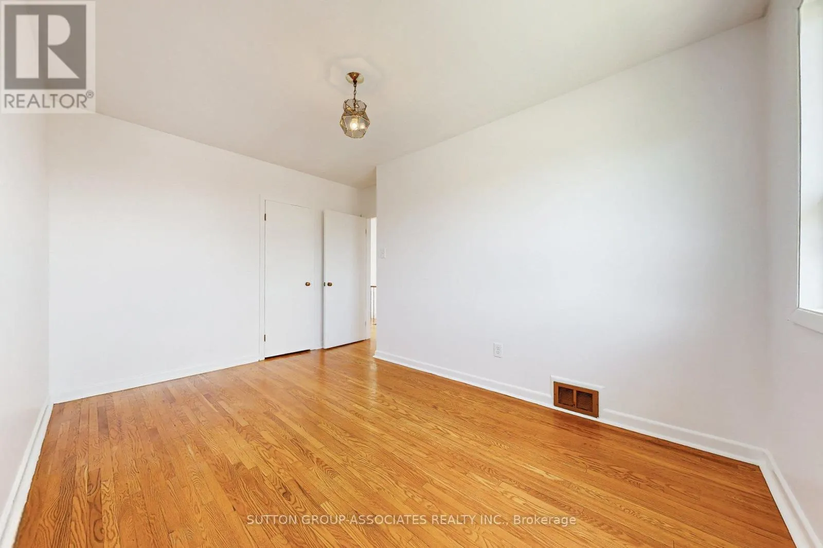 22 WOODENHILL COURT