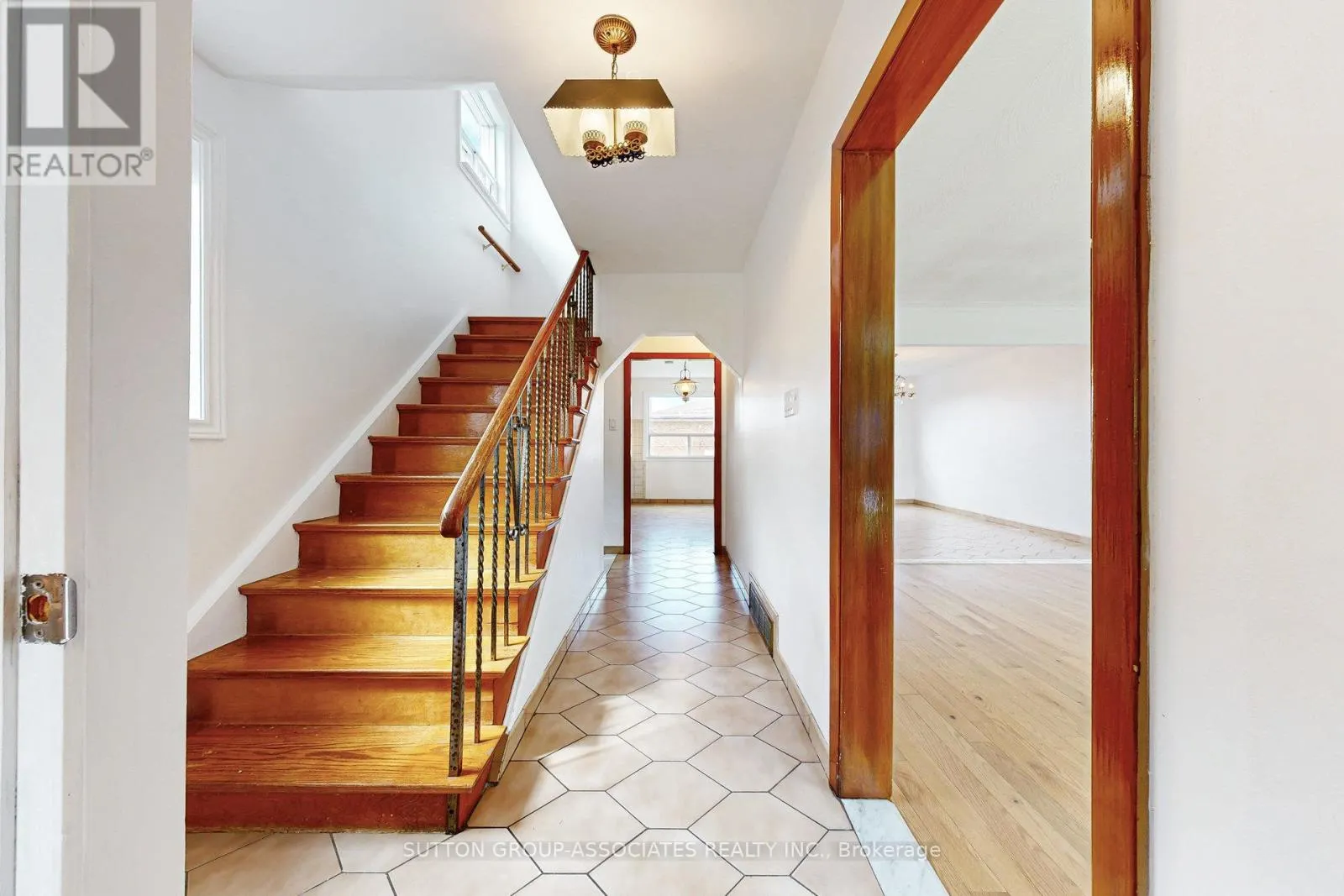 22 WOODENHILL COURT