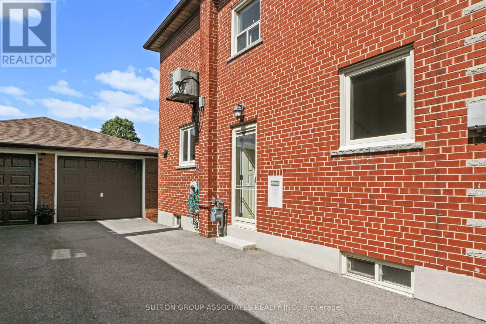 22 WOODENHILL COURT