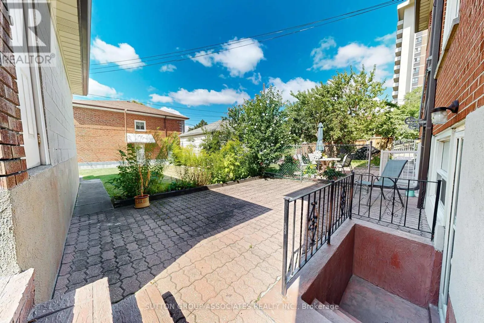 22 WOODENHILL COURT