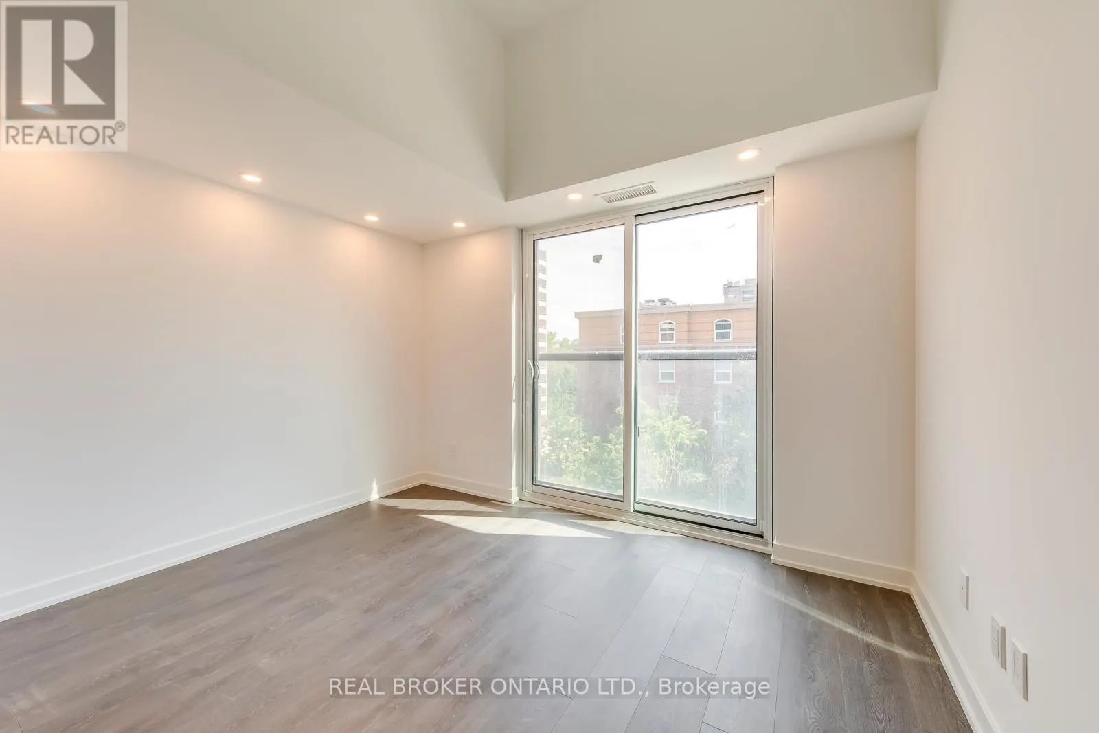 303 - 370 MARTHA STREET