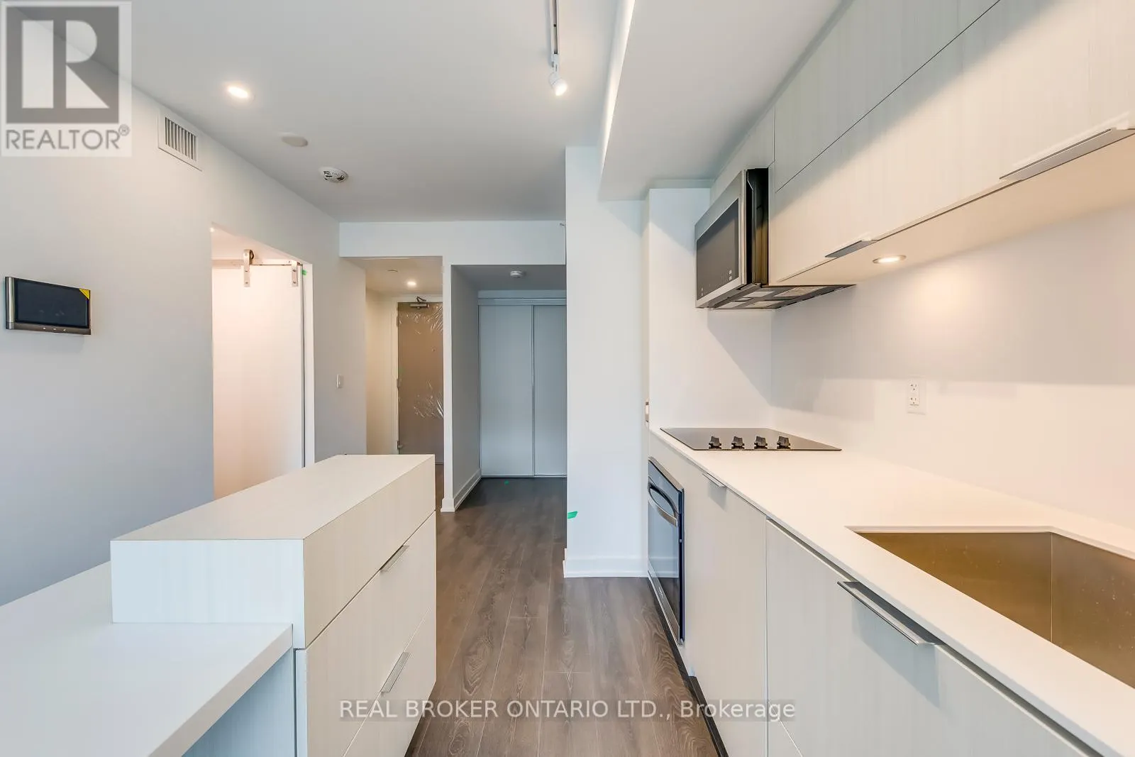303 - 370 MARTHA STREET
