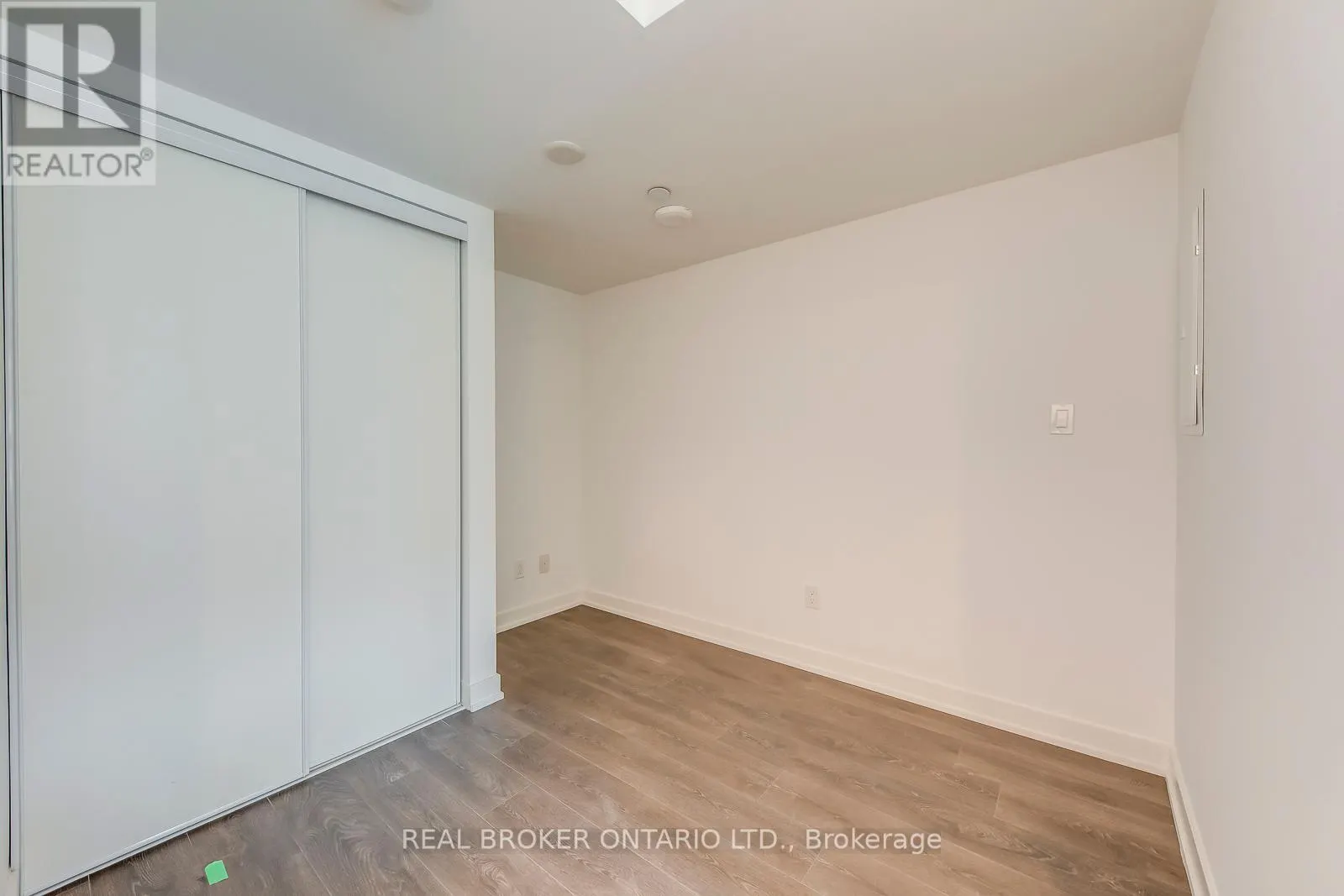 303 - 370 MARTHA STREET