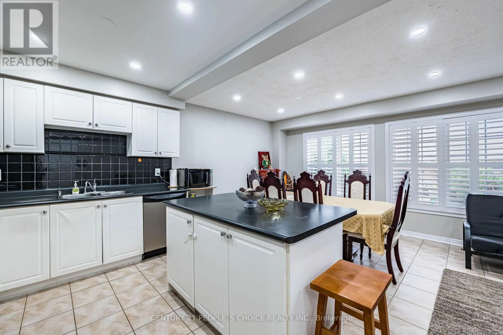 22 DOMENICO CRESCENT