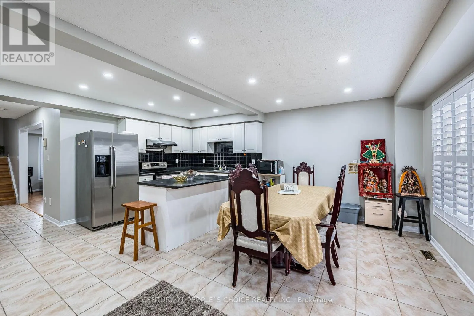 22 DOMENICO CRESCENT