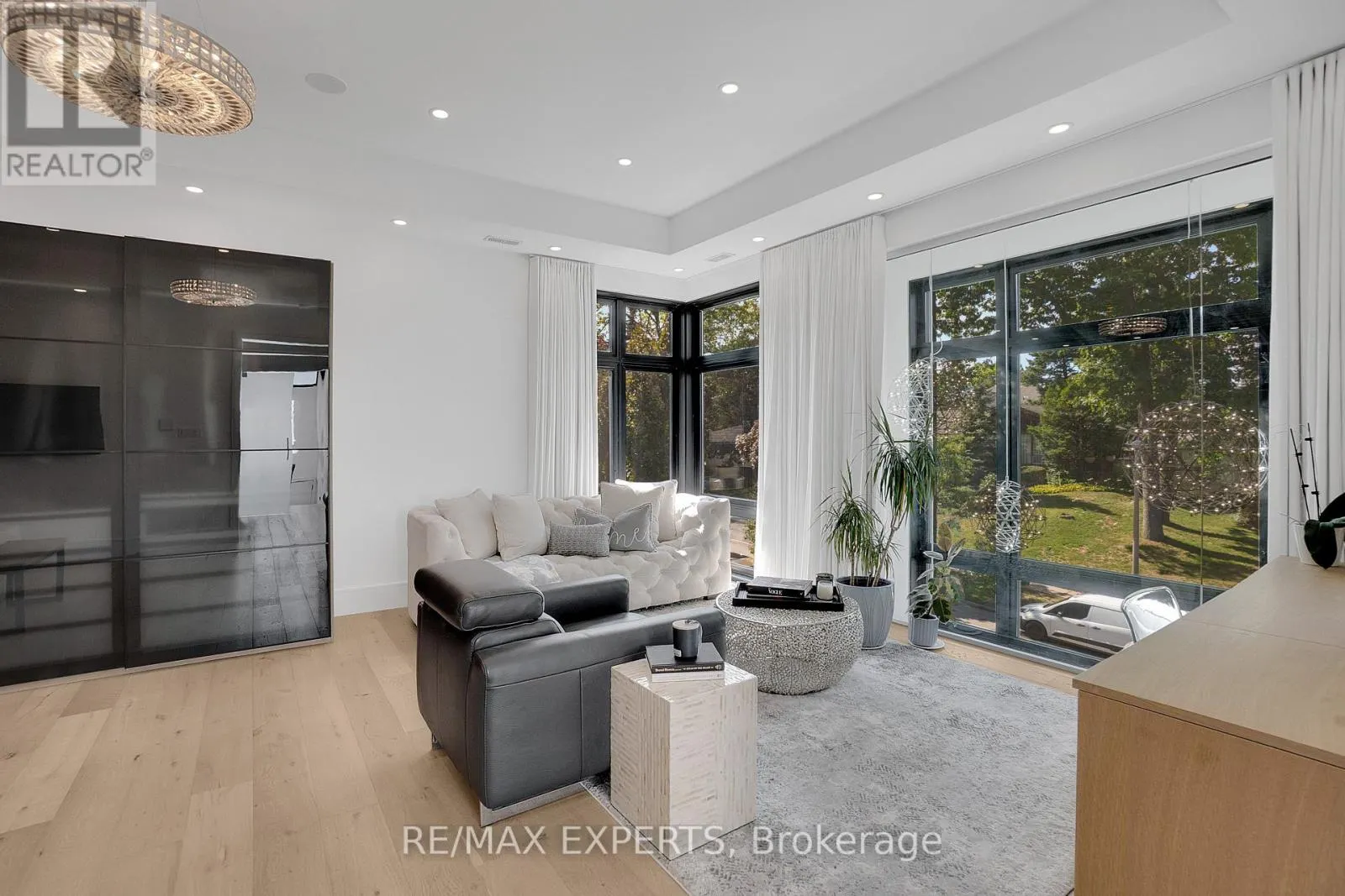 7 WOODVALLEY DRIVE