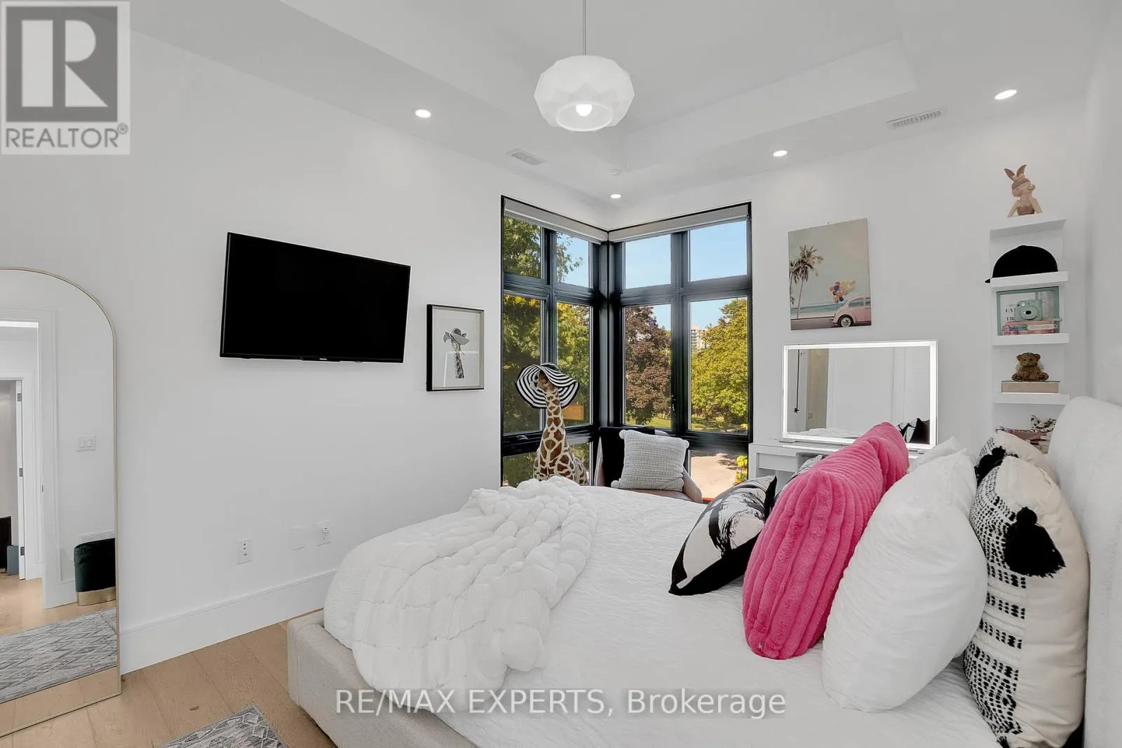 7 WOODVALLEY DRIVE