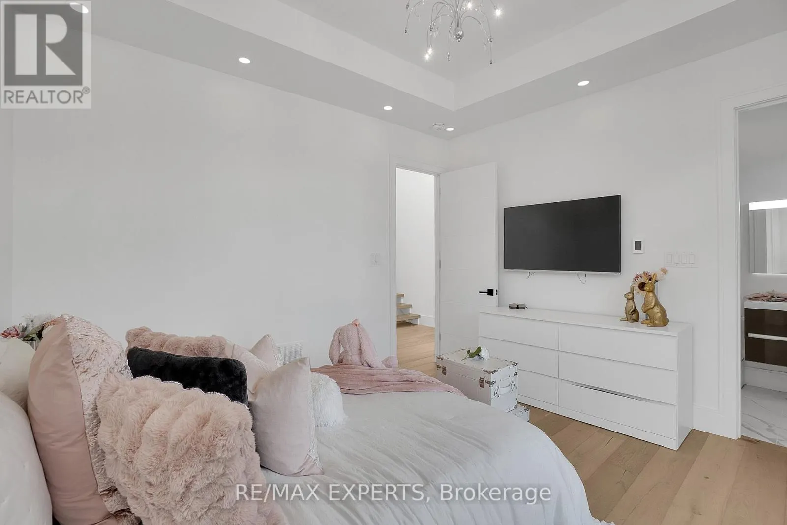 7 WOODVALLEY DRIVE