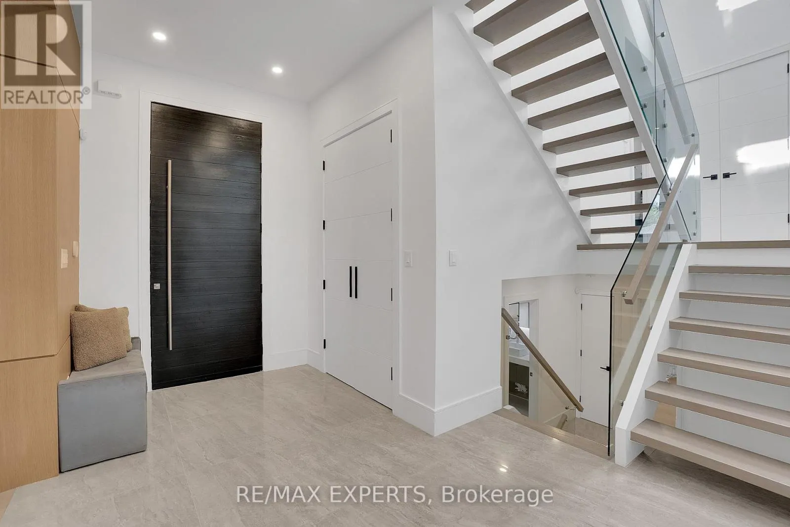 7 WOODVALLEY DRIVE