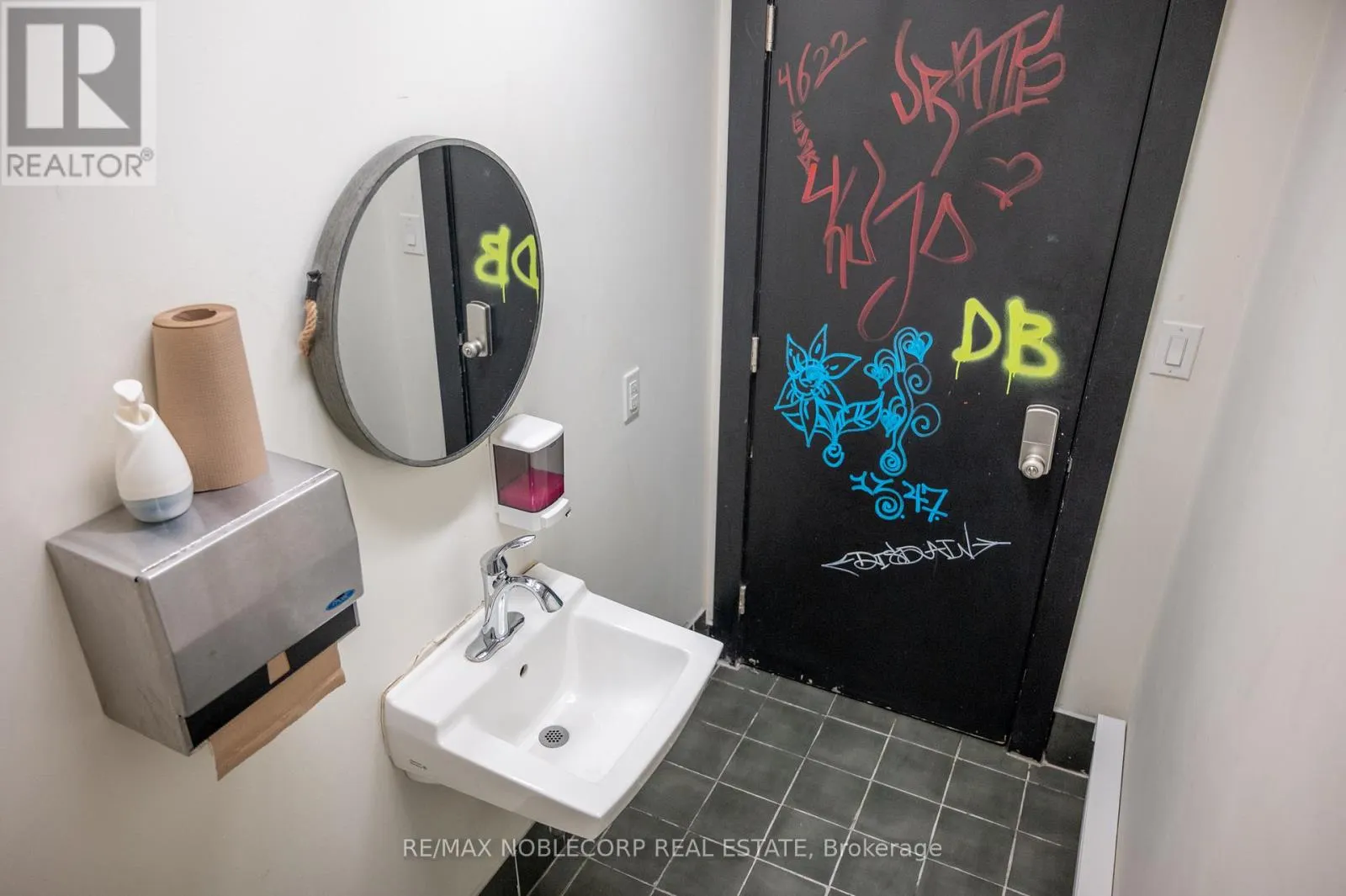 1205 QUEEN STREET W