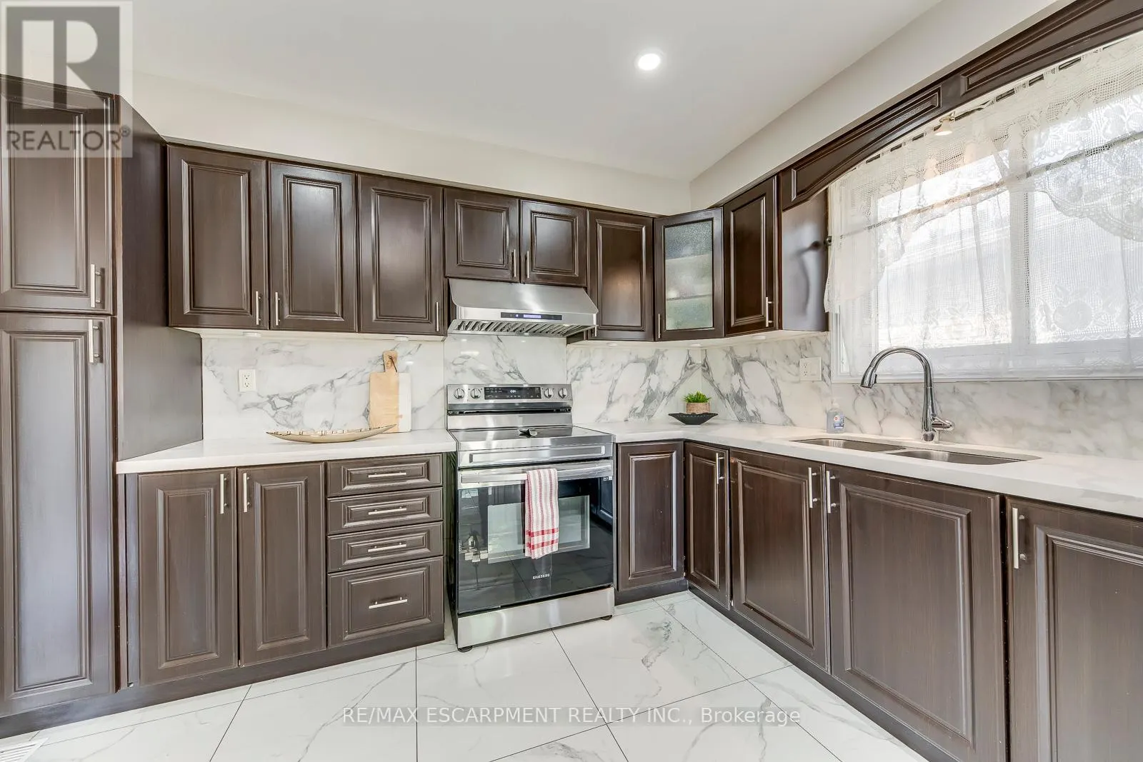 2309 MALCOLM CRESCENT
