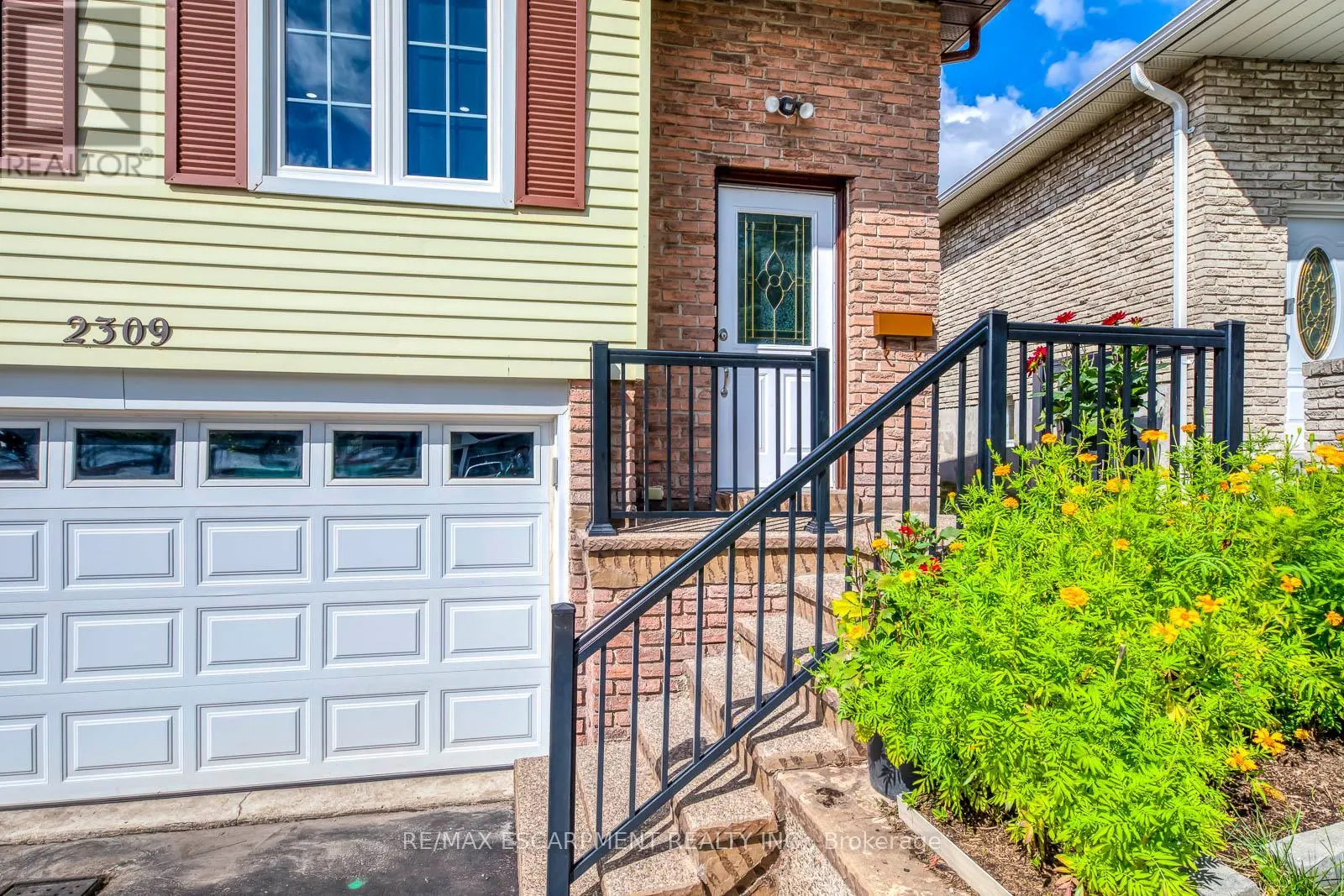 2309 MALCOLM CRESCENT
