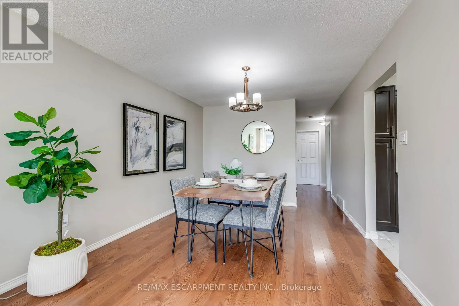 2309 MALCOLM CRESCENT