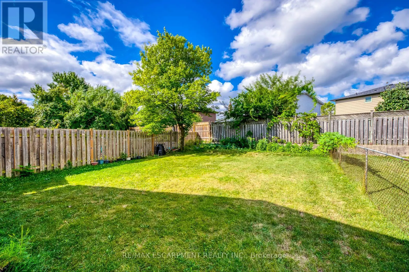 2309 MALCOLM CRESCENT